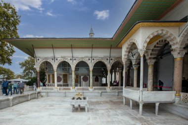 İstanbul, Türkiye - 06 Eylül 2021: İnsanlar Topkapı Sarayı 'nı ziyaret ediyor. Topkapı Sarayı Türkiye 'de popüler bir turizm merkezi.