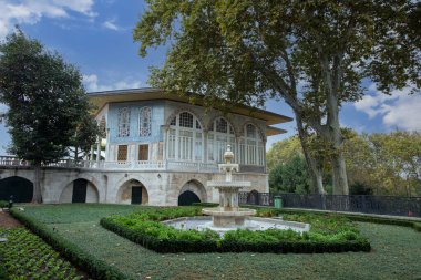 İstanbul, Türkiye - 06 Eylül 2021: İnsanlar Topkapı Sarayı 'nı ziyaret ediyor. Topkapı Sarayı Türkiye 'de popüler bir turizm merkezi.