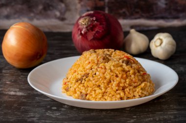 Geleneksel lezzetli Türk mutfağından; Etli Bulgur pilavı (Türkçe adı; etli bulgur pilavi))