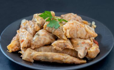 Lahana Sarma, Türk geleneksel yemeği, pirinç dolması ile sarılmış haşlanmış lahana yaprağı.