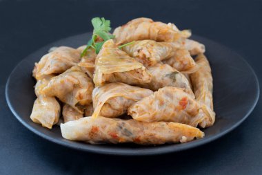 Lahana Sarma, Türk geleneksel yemeği, pirinç dolması ile sarılmış haşlanmış lahana yaprağı.