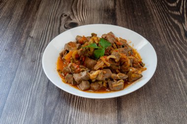 Kızarmış kuzu ciğeri, soğanlı ve domatesli..