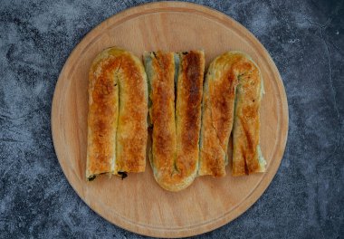 Türk Tepsi Boregi, Yuvarlak Borek, Tepsi hamur işi (Türkçe adı; rulo borek)