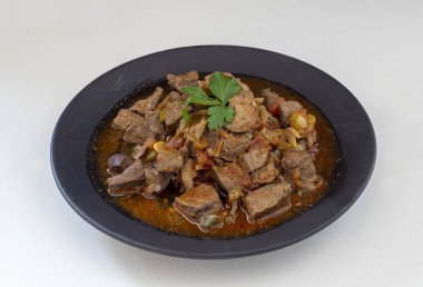 Kızarmış kuzu ciğeri, soğanlı ve domatesli..