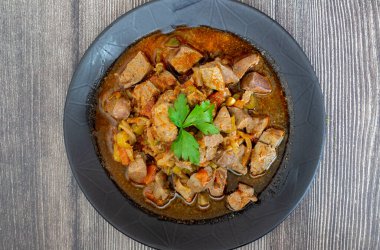 Kızarmış kuzu ciğeri, soğanlı ve domatesli..