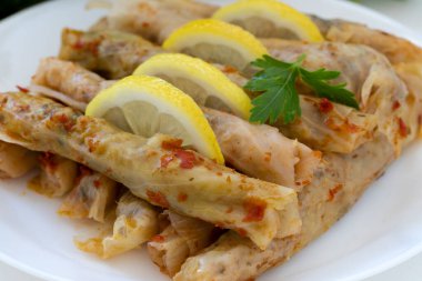 Lahana Sarma, Türk geleneksel yemeği, pirinç dolması ile sarılmış haşlanmış lahana yaprağı.