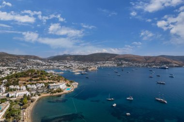 Türkiye 'nin Mula ilçesinde Bodrum limanı ve antik kaleyle dolu güzel yatların insansız hava aracı manzarası