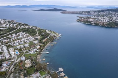 Türkiye 'nin Mula ilçesinde Bodrum limanı ve antik kaleyle dolu güzel yatların insansız hava aracı manzarası