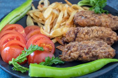 Türk usulü köfte. Türk mutfağı lezzetleri. Ekmek kırıntılarında kızartılmış köfteler. Yerel adı Kadin Budu Kofte veya Kadın Bacağı Köfteleri. 