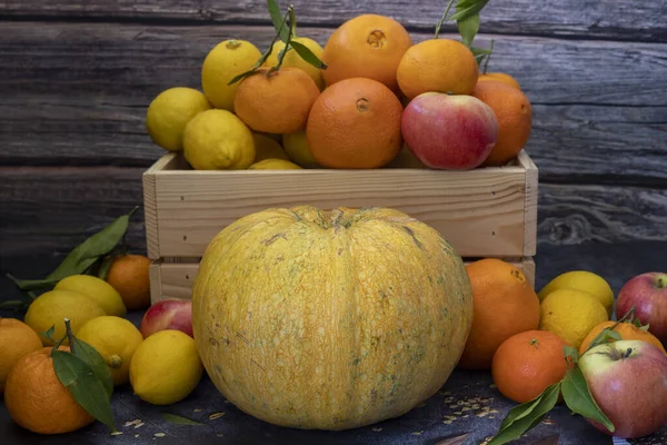 Freshly Picked Lemons Oranges Tangerines Apples Pumpkin Wooden Crate — Stock Photo, Image