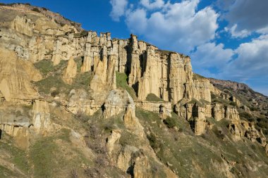 Peri bacaları, Kula Geopark Manisa, Türkiye 'de. Kuladoccia olarak da bilinen Kula Volkanik Geopark. UNESCO tarafından bir UNESCO Global Geopark olarak tanındı ve ülkenin tek geopark 'ıdır.