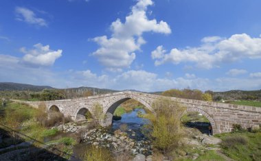 Assos, Türkiye 'deki antik köprünün kalıntıları (Murat Hudavendigar Köprüsü).
