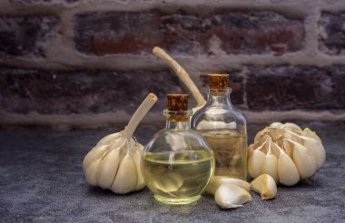 Sarımsak yağlı, karanfil ve soğanlı ahşap masa..