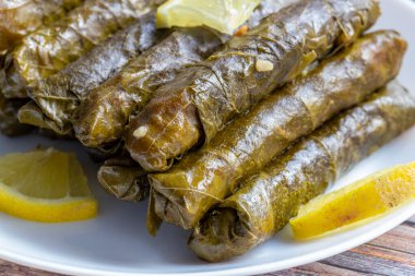 Lezzetli dolma (sarma) doldurulmuş üzüm yaprağı pilav, beyaz yoğurt sosu. Lübnan Dolma Sarması tabakta. Lübnan Türk mutfağı, Yunan ortadoğu mutfağı. (Türkçe adı: Yaprak sarma)