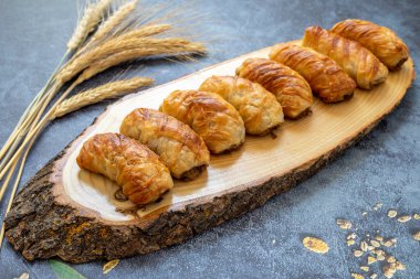 Türk Tepsi Boregi, Yuvarlak Borek, Tepsi hamur işi (Türkçe adı; rulo borek - sigara boregi)