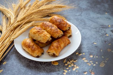 Türk Tepsi Boregi, Yuvarlak Borek, Tepsi hamur işi (Türkçe adı; rulo borek - sigara boregi)