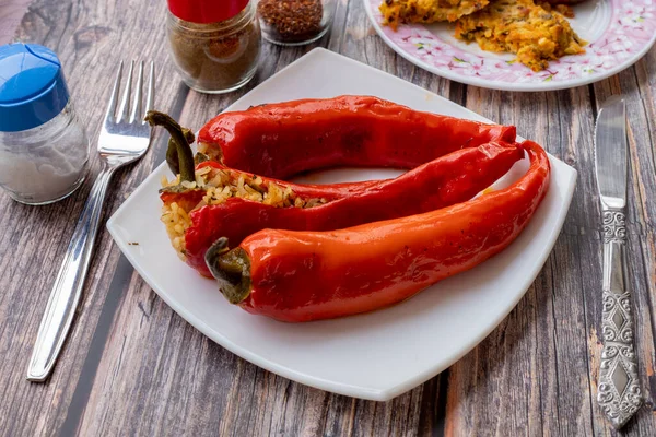 Traditionell Turkisk Mat Fylld Röd Paprika Turkiskt Namn Fylld Peppar — Stockfoto