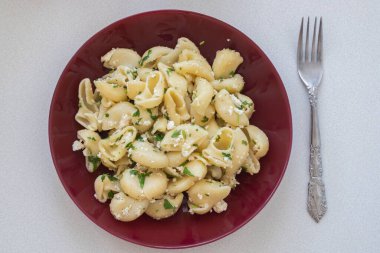 Siyah tabakta peynirli makarna. İtalyan Popüler İtalyan yemekleri.