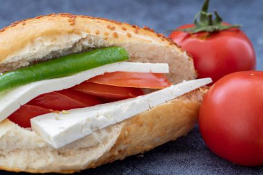 İzmir Kumru soğuk sandviç, domates, biber, peynir ve susamlı ekmek..