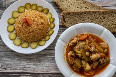 Tabakta domates sosu bulunan geleneksel Türk bulgur pilavı (Türkçe adı; meyhane pilavi))