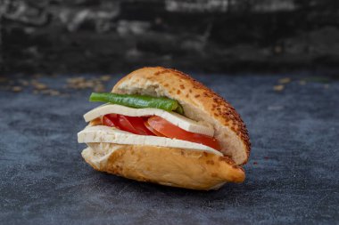 İzmir Kumru soğuk sandviç, domates, biber, peynir ve susamlı ekmek..