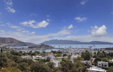 Türkiye 'nin Mula ilçesindeki Bodrum limanı ve antik şato ve yatların muhteşem manzarası