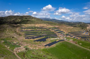Gökyüzü arka planındaki güneş panelleri. Güneş enerjisi santrali. Mavi güneş panelleri. Alternatif elektrik kaynağı. güneş çiftliği.