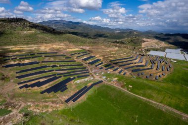 Gökyüzü arka planındaki güneş panelleri. Güneş enerjisi santrali. Mavi güneş panelleri. Alternatif elektrik kaynağı. güneş çiftliği.