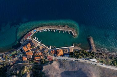 Behramkale (Assos), Canakkale, Türkiye. Anakkale 'nin Ayvacik ilçesindeki antik liman. Ayrıca Anadolu 'da Hıristiyanlığı kabul eden ilk şehirlerden biridir..