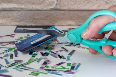 İzmir - Türkiye; 2022 dolaylarında. Son kullanma tarihi geçmiş bir yığın kredi kartı yırtılmış, beyazla izole edilmiş - kimlik hırsızlığı kavramına karşı koruma