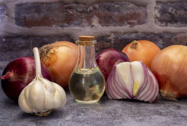 Sarımsak yağlı, karanfil ve soğanlı ahşap masa..