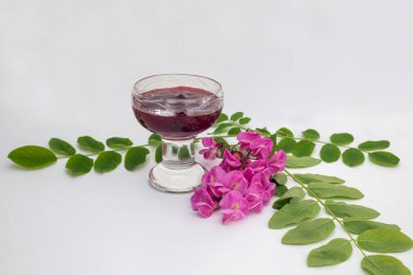 Beyaz arkaplanda leylak renkli Acacia çiçeği reçeli