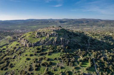 Athena Tapınağı, Assos Antik Şehri 'ndeki harabe. Panoramik görüntü İHA görüntüleri. Çanakkale, Türkiye.