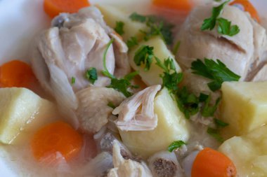 Haşlanmış tavuk budu ve patates ve havuç. Tavuk çorbası .