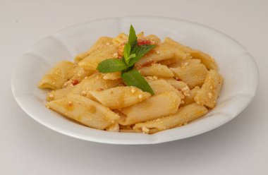 Beyaz tabakta peynirli makarna.