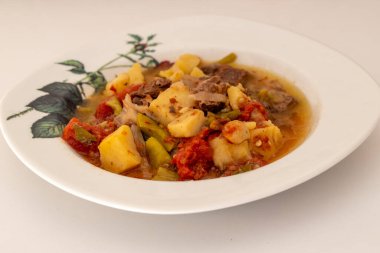 Beyaz tabakta patates güveci.