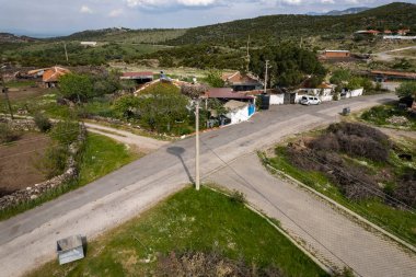 Leylekler baharda eski yuvalarına döner, leylekler sokak lambasına yuva yapar, leylekler yumurtalarını kuluçkaya yatırır..