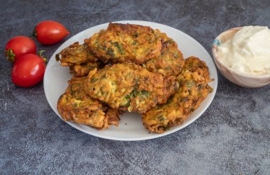 Mucver, geleneksel Türk yemekleri. (Türk mutfağı) Kabaklı ev yemeği.