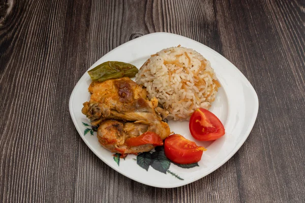 Gebratene Hühnerkeulen Und Reis Einem Weißen Teller — Stockfoto