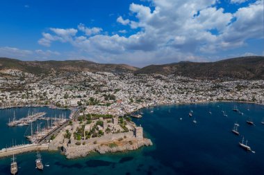 Türkiye 'nin Mula ilçesinde Bodrum limanı ve antik kaleyle dolu güzel yatların insansız hava aracı manzarası