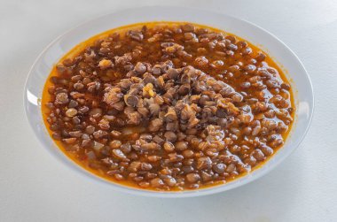 Beyaz tabakta mercimek tabağı. Sağlıklı yaşam tarzı. Diyet menüsü. en üstteki görünüm