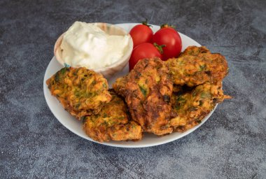 Mucver, geleneksel Türk yemekleri. (Türk mutfağı) Kabaklı ev yemeği.