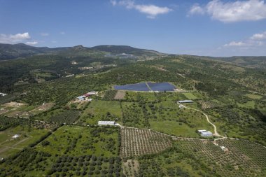 Gökyüzü arka planındaki güneş panelleri. Güneş enerjisi santrali. Mavi güneş panelleri. Alternatif elektrik kaynağı. güneş çiftliği.