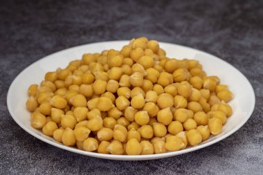 Bir tabakta taze kaynamış nohut..