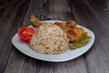 Geleneksel lezzetli Türk yemekleri; Türk usulü pirinç pilavı (Türkçe adı; Tel sehriyeli pirinc pilavi)