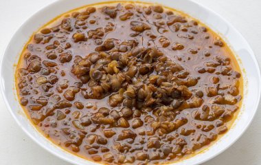 Beyaz tabakta mercimek tabağı. Sağlıklı yaşam tarzı. Diyet menüsü. en üstteki görünüm