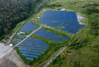 Gökyüzü arka planındaki güneş panelleri. Güneş enerjisi santrali. Mavi güneş panelleri. Alternatif elektrik kaynağı. güneş çiftliği.