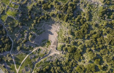 Athena Tapınağı, Assos Antik Şehri 'ndeki harabe. Panoramik görüntü İHA görüntüleri. Çanakkale, Türkiye.