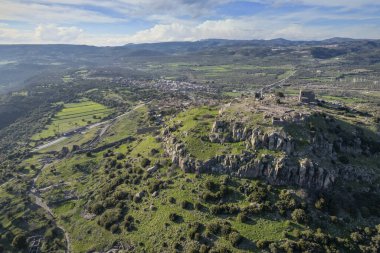 Athena Tapınağı, Assos Antik Şehri 'ndeki harabe. Panoramik görüntü İHA görüntüleri. Çanakkale, Türkiye.