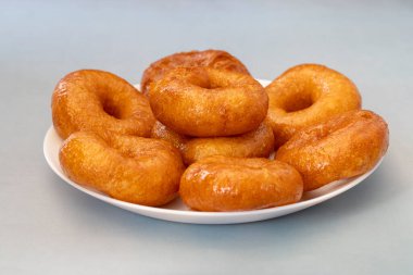 İzole tabakta Türk çöreği (lokma)